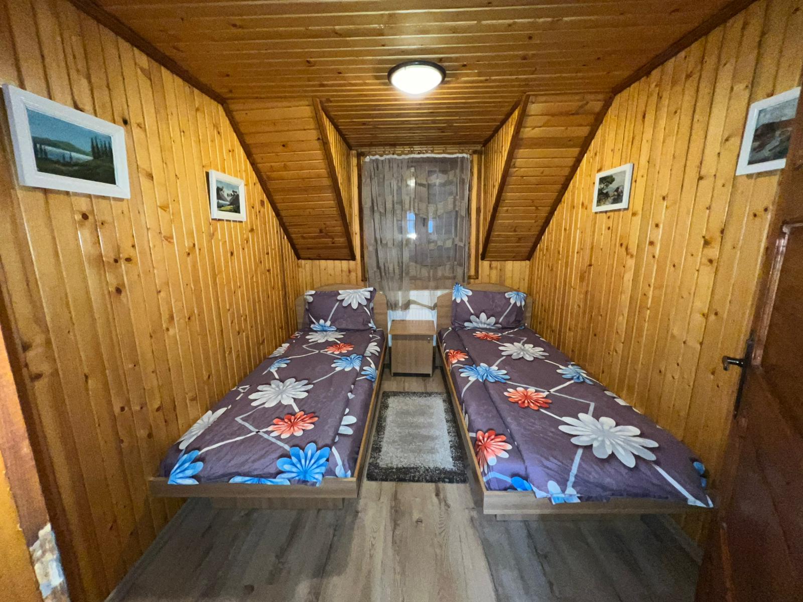 Dormitor cu două paturi